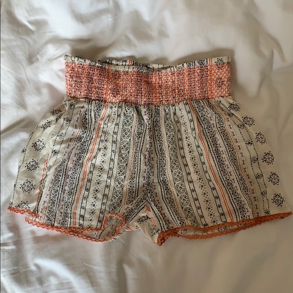 Printed lulus flowy shorts. Never worn. - Picture 1 of 3